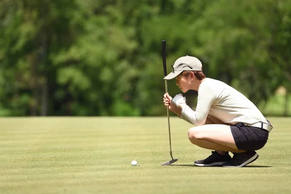 Golferin Checkt Linie Für Golfball Auf Grünem Gras — Stockfoto
