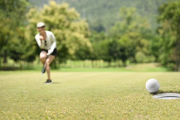 Mujer Golfista Animando Después Una Pelota Golf Campo Golf —  Fotos de Stock