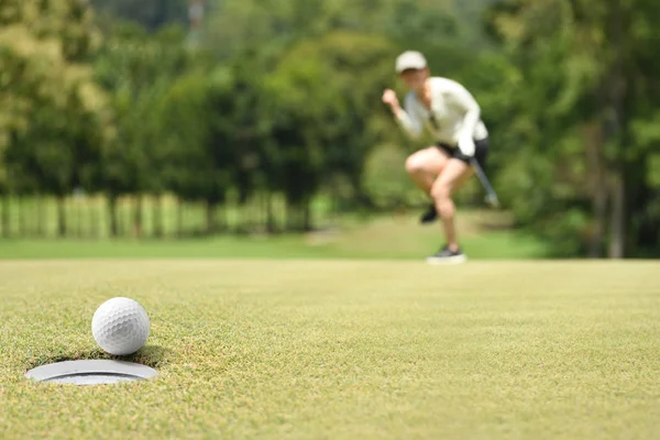 Mujer Golfista Animando Después Una Pelota Golf Campo Golf — Foto de Stock