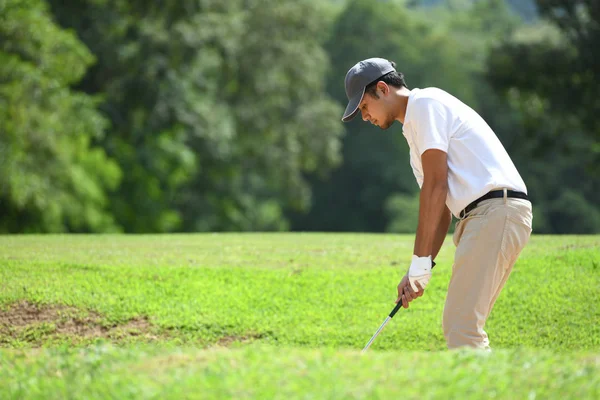 Jonge Aziatische Man Golfen Een Prachtige Natuurlijke Golfbaan — Stockfoto