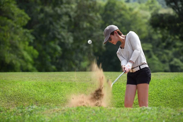 Golfista Kobieta Azji Uderzanie Bunkra — Zdjęcie stockowe