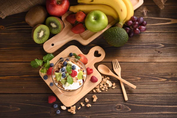 Yoghurt Met Muesli Fruit Glas Houten Tafel — Stockfoto