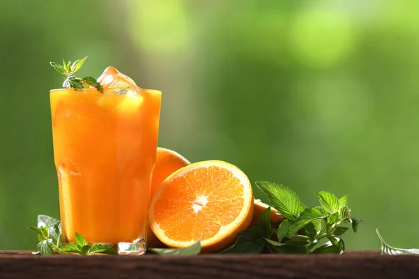 Свіжий Апельсиновий Сік Склянці Нарізаним Апельсином Дереві Фоні Природи — стокове фото