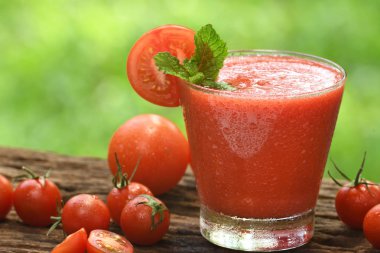 Siyah arka plan üzerine ahşap masa üzerine dilimlenmiş meyve tatlı kireç ve kivi sodalı