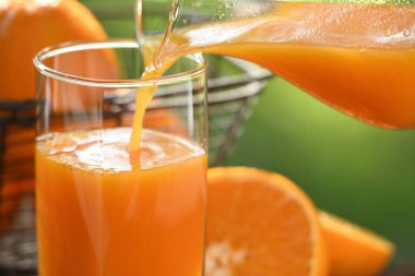 Siyah arka plan üzerine ahşap masa üzerine dilimlenmiş meyve tatlı kireç ve kivi sodalı