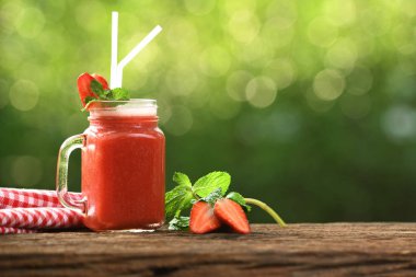 Siyah arka plan üzerine ahşap masa üzerine dilimlenmiş meyve tatlı kireç ve kivi sodalı