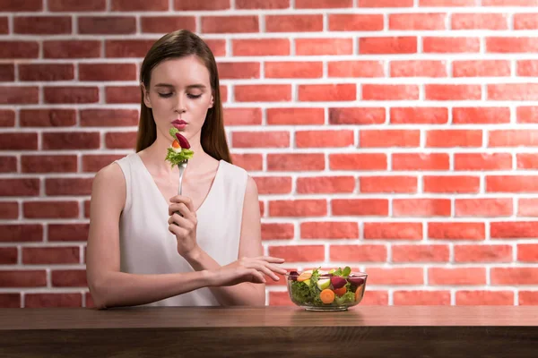 Salata Tutan Ile Neşeli Duruşlar Güzel Genç Kadın — Stok fotoğraf