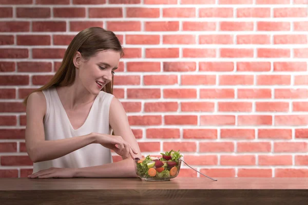 Beautiful Young Woman Joyful Postures Salad Bowl — Stock Photo, Image