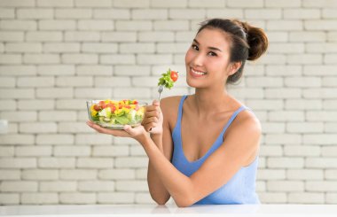 Asyalı kadın salata tutan el ile neşeli duruşlar