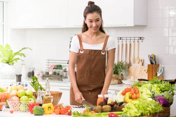 야채를 식사와 샐러드를 부엌에서 아시아 — 스톡 사진