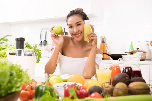 果物と野菜ジュースと台所でアジアの女性 — ストック写真