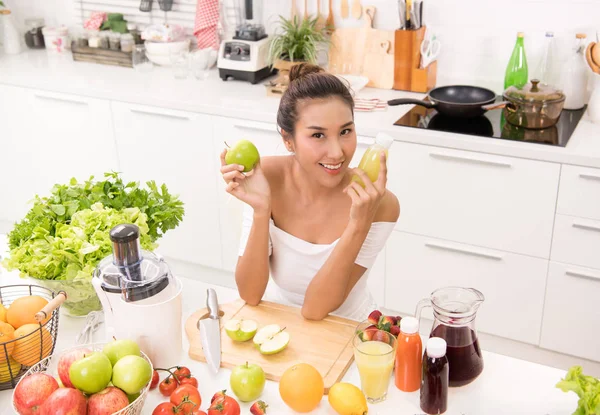 果物と野菜ジュースと台所でアジアの女性 — ストック写真