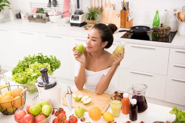 果物と野菜ジュースと台所でアジアの女性 — ストック写真