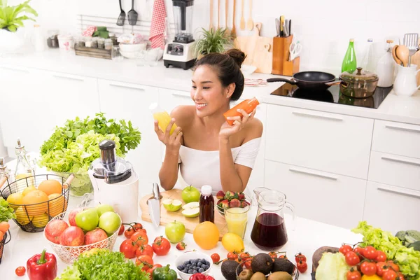 果物と野菜ジュースと台所でアジアの女性 — ストック写真