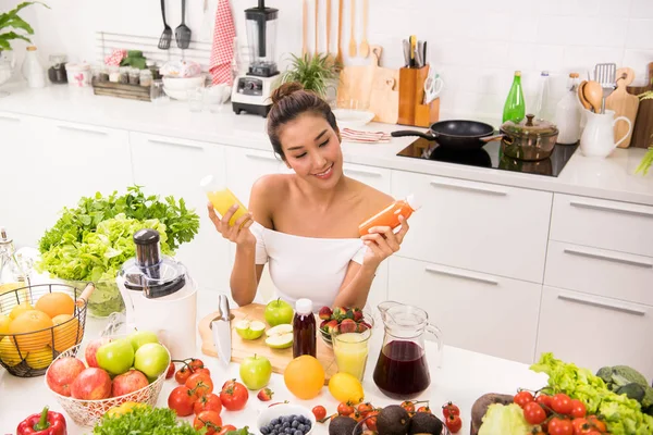果物と野菜ジュースと台所でアジアの女性 — ストック写真