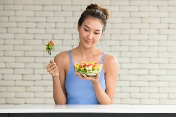 サラダを持っている手とうれしそうな姿勢でアジアの女性 — ストック写真