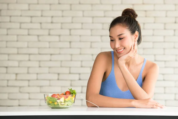 Mujer Asiática Posturas Alegres Con Ensaladera Lado — Foto de Stock