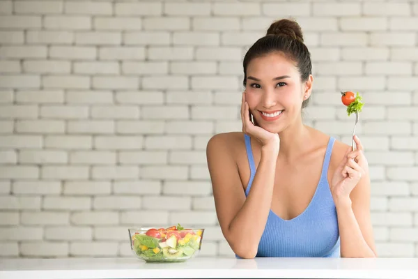 Mujer Asiática Posturas Alegres Con Ensaladera Lado — Foto de Stock