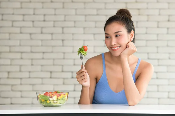 Asiatin Fröhlicher Haltung Mit Salatschüssel Auf Der Seite — Stockfoto