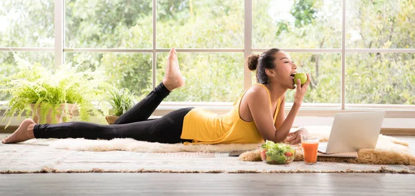 Mulher Asiática Saudável Deitada Chão Comendo Salada Olhando Relaxado Confortável — Fotografia de Stock