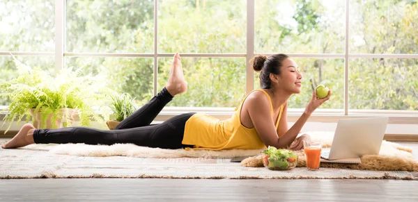 Mulher Asiática Saudável Deitada Chão Comendo Salada Olhando Relaxado Confortável — Fotografia de Stock