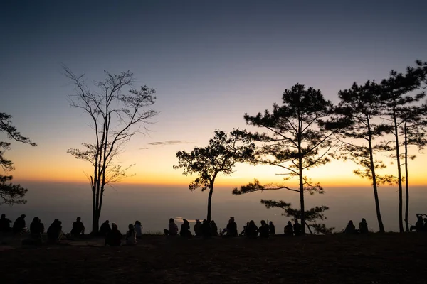 Imagem Nascer Sol Horizonte Laranja Amarelo Com Silhueta Pessoas Cercadas — Fotografia de Stock