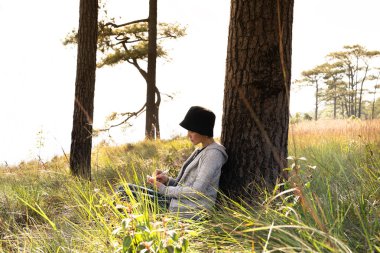 Kadın oturma okuma ve yazma güzel doğal manzaraya bakan