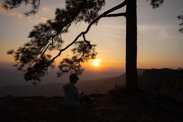 Image Sunrise Sunset Orange Yellow Horizon People Silhouette Surrounded Pine — Stock Photo, Image