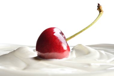 Beyaz arka plan üzerinde izole üstte taze kiraz ile sade yoğurt