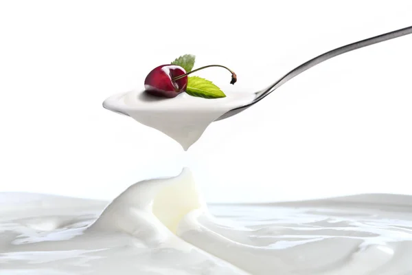 Iogurte Simples Uma Colher Com Cereja Fresca Topo Pendurado Acima — Fotografia de Stock