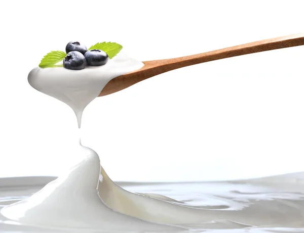 Iogurte Simples Uma Colher Com Mirtilos Frescos Topo Pendurado Acima — Fotografia de Stock
