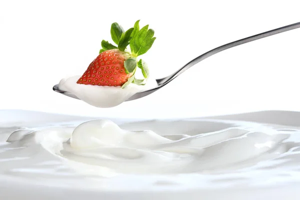 Iogurte Simples Uma Colher Com Morango Fresco Topo Pendurado Acima — Fotografia de Stock