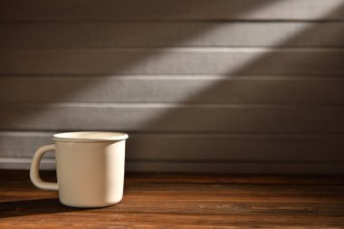 Eski ahşap arka planda kahve fincanı