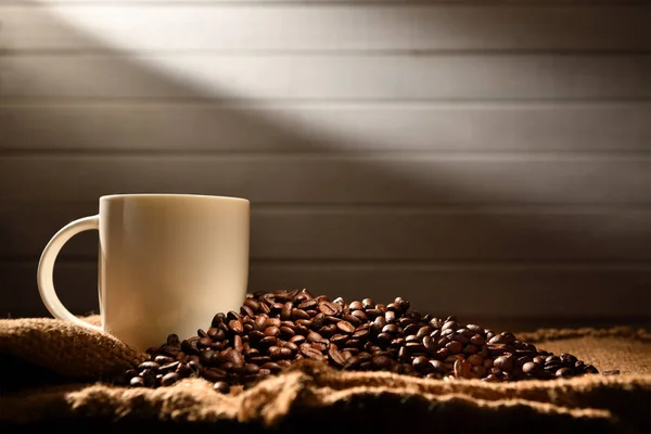 Kaffeetasse Und Kaffeebohnen Auf Altem Holzgrund — Stockfoto