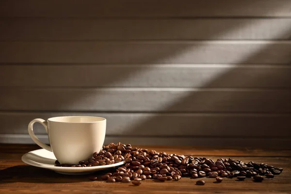 Kaffeetasse Und Kaffeebohnen Auf Altem Holzgrund — Stockfoto