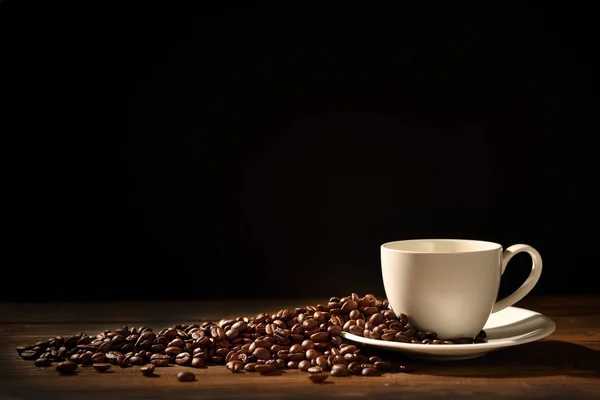 Kaffe Kopp Och Kaffebönor Svart Bakgrund — Stockfoto