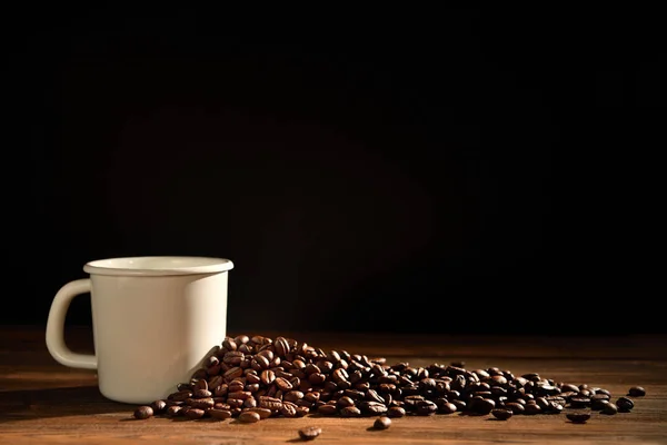 Filiżanka Kawy Ziarna Kawy Czarnym Tle — Zdjęcie stockowe