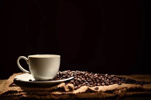 Kopje Koffie Koffiebonen Zwarte Achtergrond — Stockfoto