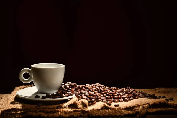 コーヒーと黒の背景のコーヒー豆 — ストック写真