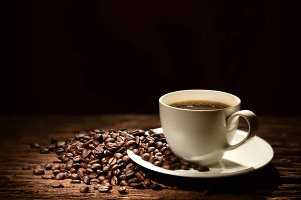 コーヒーと黒の背景のコーヒー豆 — ストック写真