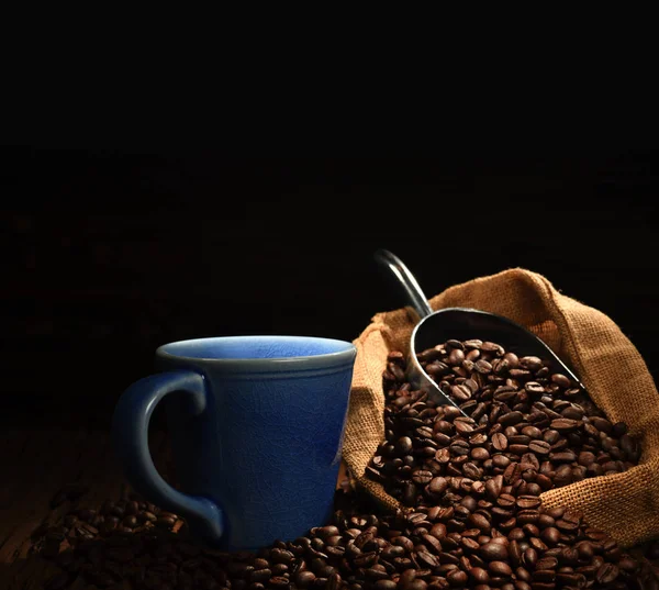 Kopp Kaffe Och Kaffebönor Svart Bakgrund — Stockfoto