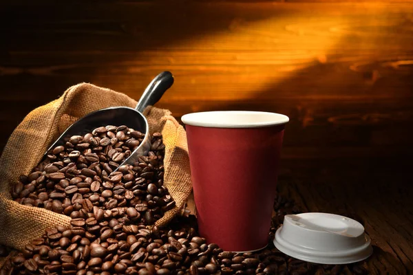 Papieren Kopje Koffie Koffiebonen Oude Houten Achtergrond — Stockfoto