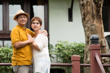 Mutlu romantik Asya kıdemli çift açık park