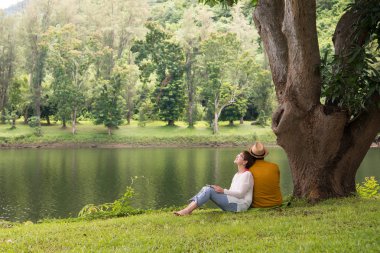 Mutlu romantik Asya kıdemli çift açık park