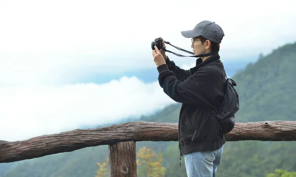 Turist Kvinna Fotograf Tar Naturen Foto Bergslandskap Thailand — Stockfoto