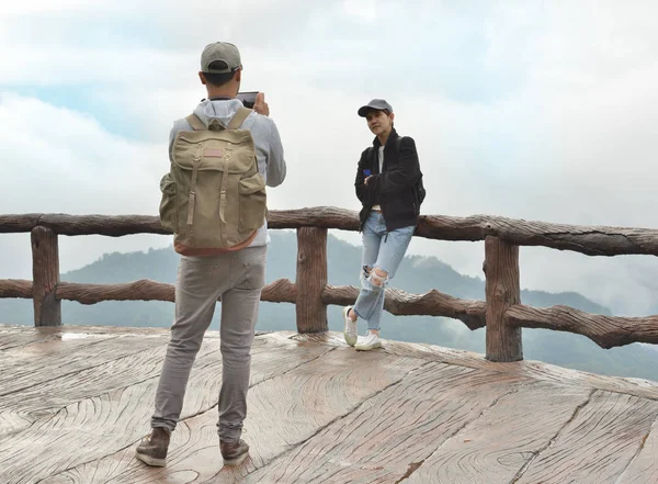 Homem Turístico Usando Smartphone Tirar Fotos Sua Namorada Paisagem Montanha — Fotografia de Stock