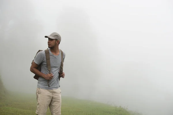 Turista Hombre Mochilero Caminando Solo Naturaleza Fondo —  Fotos de Stock