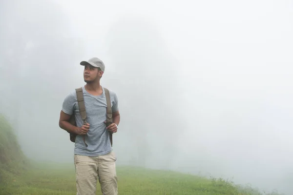 Turista Hombre Mochilero Caminando Solo Naturaleza Fondo —  Fotos de Stock