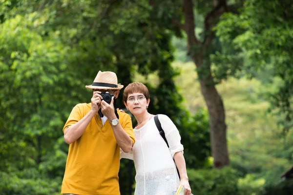 Imagen Feliz Pareja Ancianos Asiáticos Románticos Aire Libre Parque —  Fotos de Stock