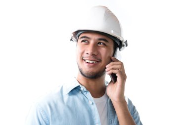 Gülümseyen ve beyaz arka plan üzerinde izole bir cep telefonu kullanarak Asya mühendisi portresi